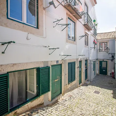 024 A - In The Heart Of Alfama Lissabon